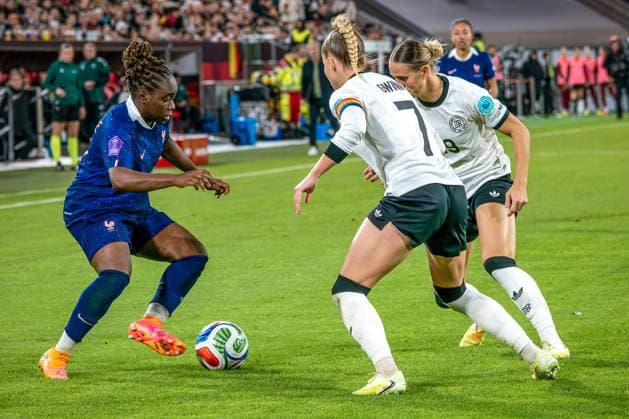 24 10 2025, xkkux, soccer, UEFA Women s Nations League semi-final, season 2025 2026, international first leg in the MERKUR SPIEL ARENA Düsseldorf, Sandy Baltimore FRA 17 in a duel against Giulia Gwinn GER 07 Klara Bühl GER 19 North Rhine-Westphalia Germany