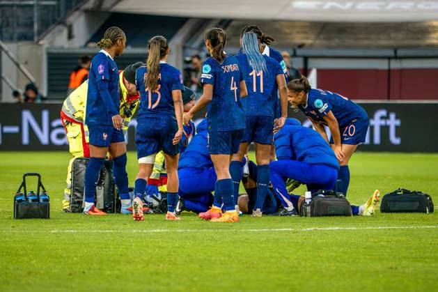 24 10 2025, xkkux, soccer, UEFA Women s Nations League semi-final, 2025 2026 season, international first leg at the MERKUR SPIEL ARENA Düsseldorf, emergency paramedics have to give medical treatment to a French player North Rhine-Westphalia Germany