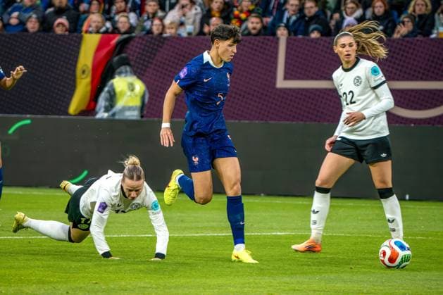 24 10 2025, xkkux, soccer, UEFA Women s Nations League semi-final, season 2025 2026, international first leg in the MERKUR SPIEL ARENA Düsseldorf, Klara Bühl Buehl GER in a duel against Elisa De Almeida FRA 05 next to Jule Brand GER 22 North Rhine-Westphalia Germany