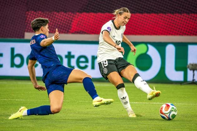 24 10 2025, xkkux, Football, UEFA Women s Nations League semi-final, Season 2025 2026, International match first leg in the MERKUR SPIEL ARENA Düsseldorf, Elisa De Almeida FRA 05 in a duel against Klara Bühl GER 19 North Rhine-Westphalia Germany