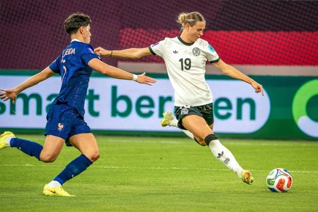 24 10 2025, xkkux, Football, UEFA Women s Nations League semi-final, Season 2025 2026, International match first leg in the MERKUR SPIEL ARENA Düsseldorf, Elisa De Almeida FRA 05 in a duel against Klara Bühl GER 19 North Rhine-Westphalia Germany