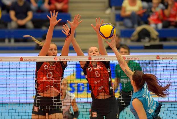 24 10 2025, Dresdens Jette Kuipers and Mette Pfeffer block Wiesbadens Jimena Gayoso, Volleyball, 1 Bundesliga, Dresdner SC VC Wiesbaden, c Dresden