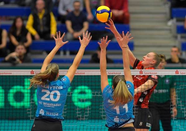 24 10 2025, Dresdens Jette Kuipers, in front Hannah Clayton and Sanne Konijnenberg, Volleyball, 1 Bundesliga, Dresdner SC VC Wiesbaden, c Dresden