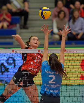 24 10 2025, Dresdens Marta Levinska, Wiesbadens Cayetana Lopez, Volleyball, 1 Bundesliga, Dresdner SC VC Wiesbaden, c Dresden