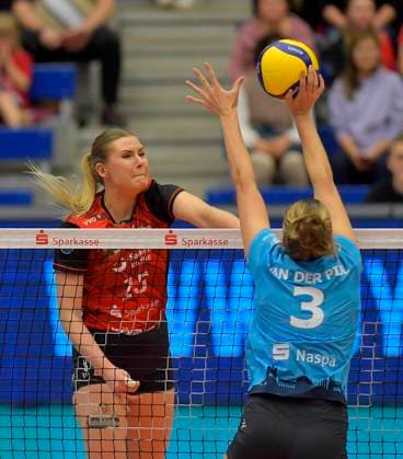 24 10 2025, Dresdens Marta Levinska smashes against Pleun van der Pijl, Volleyball, 1 Bundesliga, Dresdner SC VC Wiesbaden, c Dresden