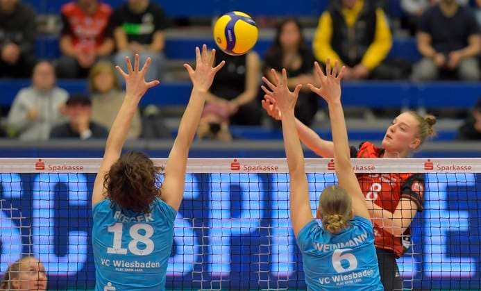 24 10 2025, Dresdens Jette Kuipers, in front Wiesbadens Marlene Rieger and Hanna Weinmann, Volleyball, 1 Bundesliga, Dresdner SC VC Wiesbaden, c Dresden