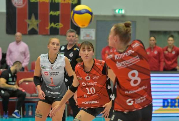 24 10 2025, Dresdens Jette Kuipers accepts, Patricia Nestler and Miku Akimoto watch, Volleyball, 1 Bundesliga, Dresdner SC VC Wiesbaden, c Dresden