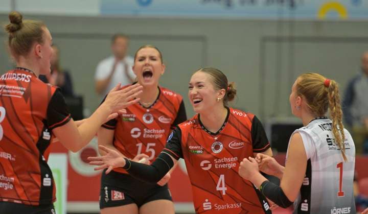 24 10 2025, Dresden cheers, center Emma Grome, Volleyball, 1 Bundesliga, Dresdner SC VC Wiesbaden, c Dresden