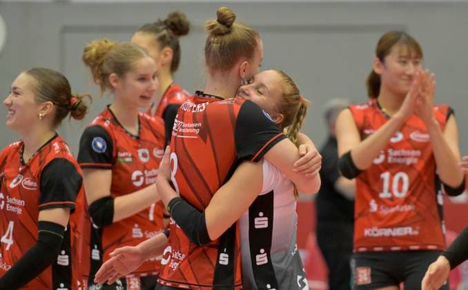 24 10 2025, Jette Kuipers and Patricia Nestler hug each other after the victory, on the right Miku Akimoto, Volleyball, 1 Bundesliga, Dresdner SC VC Wiesbaden, c Dresden