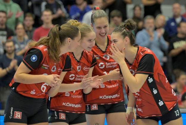 24 10 2025, Dresdens Amelia van der Werff, Teresa Ziegenbalg, Mette Pfeffer and Florentine Rosemann have something to talk about after the win, Volleyball, 1 Bundesliga, Dresdner SC VC Wiesbaden, c Dresden