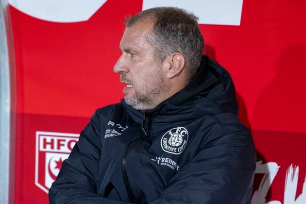 Regionalliga Nordost Season 25 26 Hallescher FC vs 1 FC Lok Leipzig Halle, Germany October 24 2025 In the picture Coach Jochen Seitz Leipzig Halle Saale Leuna Chemie Stadion Sachsen Anhalt Germany