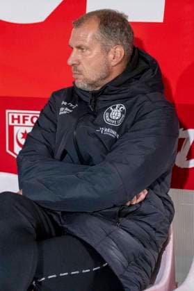 Regionalliga Nordost Season 25 26 Hallescher FC vs 1 FC Lok Leipzig Halle, Germany October 24 2025 In the picture Coach Jochen Seitz Leipzig Halle Saale Leuna Chemie Stadion Sachsen Anhalt Germany