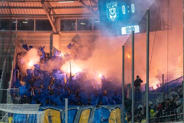 Regionalliga Nordost Season 25 26 Hallescher FC vs 1 FC Lok Leipzig Halle, Germany October 24 2025 In the picture Fanblock Leipzig, fire, smoke, Bengali, Bengalis, Bengal fire, ignite, ignite fireworks, smoke bomb, Halle Saale Leuna Chemie Stadium Saxony Anhalt Germany