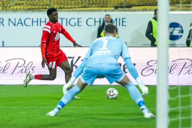 Regionalliga Nordost Season 25 26 Hallescher FC vs 1 FC Lok Leipzig Halle, Germany October 24 2025 In the picture Bocar Baro Halle and goalkeeper Andreas Naumann Leipzig Halle Saale Leuna Chemie Stadion Sachsen Anhalt Germany