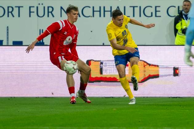 Regionalliga Nordost Season 25 26 Hallescher FC vs 1 FC Lok Leipzig Halle, Germany October 24 2025 Pictured from left Felix Langhammer Halle and Alexander Siebeck Leipzig Halle Saale Leuna Chemie Stadion Sachsen Anhalt Germany