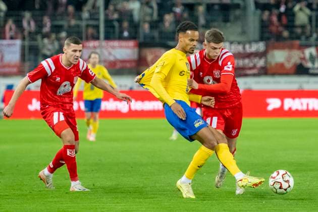 Regionalliga Nordost Season 25 26 Hallescher FC vs 1 FC Lok Leipzig Halle, Germany October 24 2025 In the picture from left Marius Hauptmann Halle , Ayodele Adetula Leipzig and Fabrice Hartmann Halle Halle Saale Leuna Chemie Stadion Sachsen Anhalt Germany