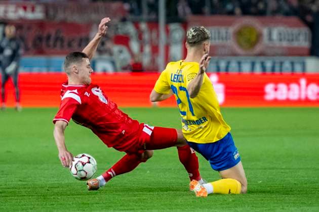 Regionalliga Nordost Season 25 26 Hallescher FC vs 1 FC Lok Leipzig Halle, Germany October 24, 2025 In the picture from left in duel Marius Hauptmann Halle and David Grözinger Groezinger Leipzig Halle Saale Leuna Chemie Stadion Sachsen Anhalt Germany