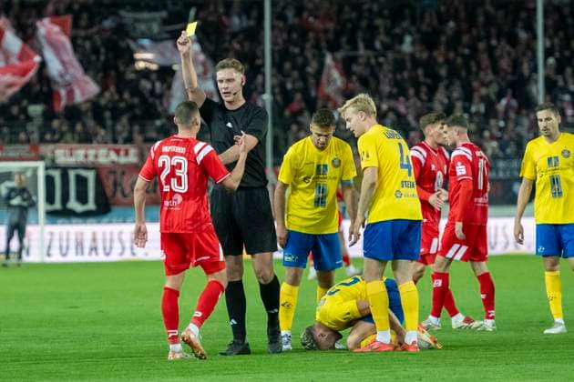 Regionalliga Nordost Season 25 26 Hallescher FC vs 1 FC Lok Leipzig Halle, Germany October 24, 2025 Pictured from left Marius Hauptmann Halle and referee Marvin Tennes Yellow, yellow card, Halle Saale Leuna Chemie Stadion Sachsen Anhalt Germany