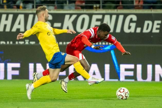 Regionalliga Nordost Season 25 26 Hallescher FC vs 1 FC Lok Leipzig Halle, Germany October 24, 2025 In the picture from left Tobias Dombrowa Leipzig and Bocar Baro Halle Halle Saale Leuna Chemie Stadion Sachsen Anhalt Germany
