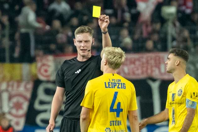Regionalliga Nordost Season 25 26 Hallescher FC vs 1 FC Lok Leipzig Halle, Germany October 24, 2025 In the picture from left referee Marvin Tennes and Jan Stein Leipzig yellow, yellow card, Halle Saale Leuna Chemie Stadion Sachsen Anhalt Germany