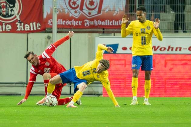 Regionalliga Nordost Season 25 26 Hallescher FC vs 1 FC Lok Leipzig Halle, Germany 24 October 2025 In the picture from left in the duel Niclas Stierlin Halle ,Dorian Cevis Leipzig and Ayodele Adetula Leipzig Halle Saale Leuna Chemie Stadion Sachsen Anhalt Germany