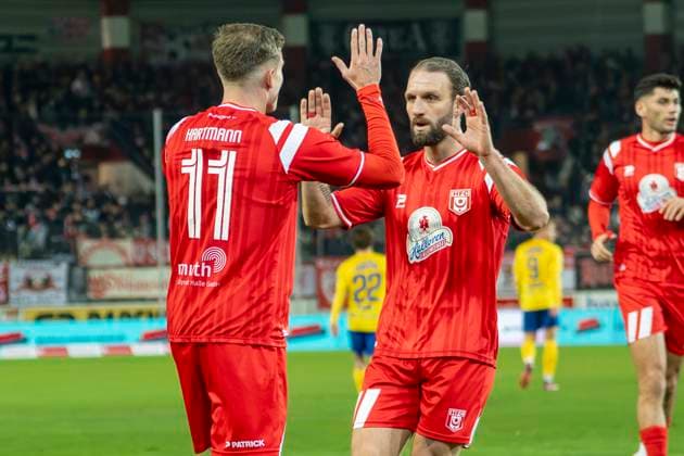 Regionalliga Nordost Season 25 26 Hallescher FC vs 1 FC Lok Leipzig Halle, Germany 24 October 2025 In the picture from left Fabrice Hartmann Halle makes the goal to 2 2 and Fatlum Elezi Halle jubilation, joy, emotion, goal celebration, goal scorer, Halle Saale Leuna Chemie Stadion Sachsen Anhalt Germany