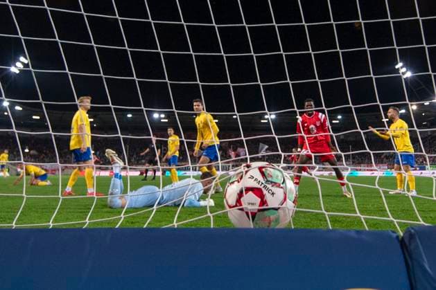 Regionalliga Nordost Season 25 26 Hallescher FC vs 1 FC Lok Leipzig Halle, Germany October 24 2025 In the picture from left goalkeeper Andreas Naumann Leipzig and Bocar Baro Halle makes the goal to 1 0 Halle Saale Leuna Chemie Stadion Sachsen Anhalt Germany