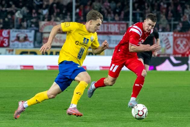 Regionalliga Nordost Season 25 26 Hallescher FC vs 1 FC Lok Leipzig Halle, Germany October 24 2025 In the picture from left Jonas Arcalean Leipzig and Pascal Schmedemann Halle Halle Saale Leuna Chemie Stadion Sachsen Anhalt Germany