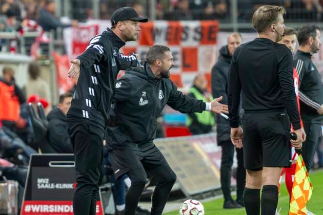 Regionalliga Nordost season 25 26 Hallescher FC vs 1 FC Lok Leipzig Halle, Germany October 24, 2025 In the picture from left coach Robert Schröder Schroeder Halle and co-coach Sascha Prüfer Pruefer Halle gestures, gestures, gestures, Halle Saale Leuna Chemie Stadion Sachsen Anhalt Germany