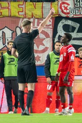 Regionalliga Nordost Season 25 26 Hallescher FC vs 1 FC Lok Leipzig Halle, Germany October 24, 2025 Pictured from left Referee Marvin Tennes and Bocar Baro Halle Red, red card, sending off Halle Saale Leuna Chemie Stadion Sachsen Anhalt Germany