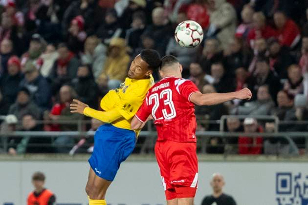 Regionalliga Nordost Season 25 26 Hallescher FC vs 1 FC Lok Leipzig Halle, Germany 24 October 2025 In the picture from left in a duel Ayodele Adetula Leipzig and Marius Hauptmann Halle Halle Saale Leuna Chemie Stadion Sachsen Anhalt Germany