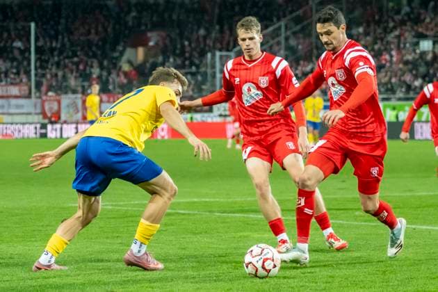 Regionalliga Nordost Season 25 26 Hallescher FC vs 1 FC Lok Leipzig Halle, Germany October 24 2025 In the picture from left Jonas Arcalean Leipzig , Felix Langhammer Halle and Niklas Landgraf Halle Halle Saale Leuna Chemie Stadion Sachsen Anhalt Germany