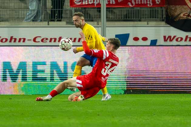 Regionalliga Nordost Season 25 26 Hallescher FC vs 1 FC Lok Leipzig Halle, Germany 24 October 2025 In the picture from left in a duel Tobias Dombrowa Leipzig and Felix Langhammer Halle Halle Saale Leuna Chemie Stadion Sachsen Anhalt Germany