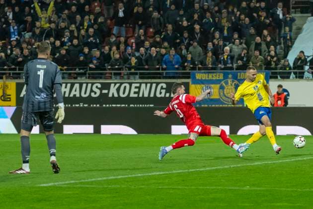 Regionalliga Nordost Season 25 26 Hallescher FC vs 1 FC Lok Leipzig Halle, Germany October 24 2025 In the picture from left goalkeeper Sven Müller Mueller Halle , Jan Löhmannsröben Loehmannsroeben Halle and Djamal Ziane Leipzig scores the goal to 4 2 Halle Saale Leuna Chemie Stadion Sachsen Anhalt Germany