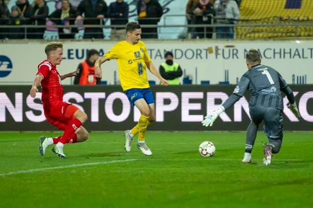 Regionalliga Nordost Season 25 26 Hallescher FC vs 1 FC Lok Leipzig Halle, Germany October 24 2025 Pictured from left Lucas Ehrlich Halle , Laurin von Piecuowski Leipzig and goalkeeper Sven Müller Mueller Halle Halle Saale Leuna Chemie Stadion Sachsen Anhalt Germany