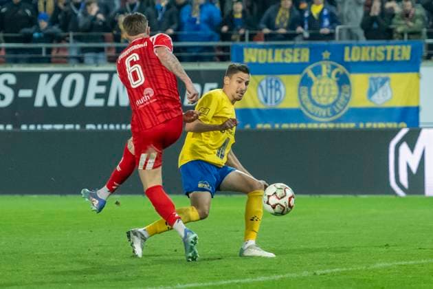 Regionalliga Nordost Season 25 26 Hallescher FC vs 1 FC Lok Leipzig Halle, Germany October 24, 2025 In the picture from left in a duel Jan Löhmannsröben Loehmannsroeben Halle and Alexander Siebeck Leipzig Halle Saale Leuna Chemie Stadion Sachsen Anhalt Germany