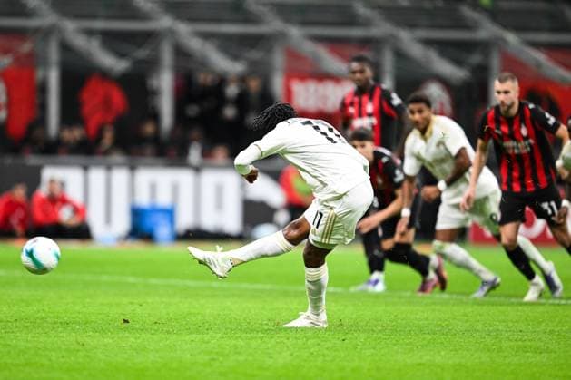 CALCIO - Serie A - AC Milan vs Pisa SC Juan Cuadrado of Pisa SC scores a penalty during the Italian Serie A football match between AC Milan and Pisa SC on 24 of October 2025 at Giuseppe Meazza San Siro Siro stadium in Milan, Italy Milan Italy  Copyright: xIPAxSport ABACAx