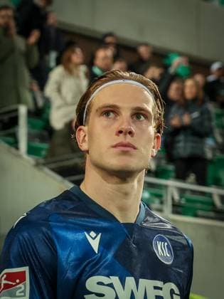 David Herold 20 Karlsruher SC , SpVgg Greuther Fuerth vs Karlsruher SC, Football, Men, DFL, 2 Bundesliga, Season 2025 2026, Sportpark Ronhof Thomas Sommer, 10 Matchday, 24 10 2025 Fuerth Bavaria Germany Copyright: xkolbert-press MartinxAgüerax