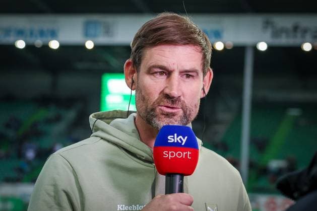 Head coach Thomas Kleine Spvgg Greuther Fuerth in conversation, SpVgg Greuther Fuerth vs Karlsruher SC, football, men, DFL, 2 Bundesliga, season 2025 2026, Sportpark Ronhof Thomas Sommer, 10 matchday, 24 10 2025 Fuerth Bavaria Germany Copyright: xkolbert-press MartinxAgüerax