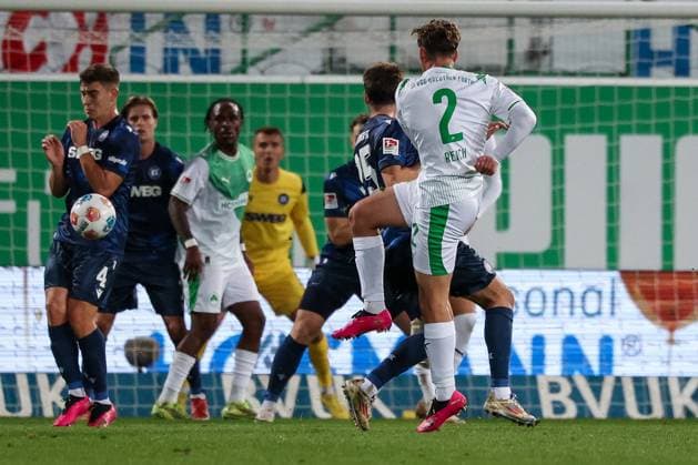 Lukas Reich 2 Spvgg Greuther Fuerth with a shot on goal, Marcel Beifus 4 Karlsruher SC tries to block, SpVgg Greuther Fuerth vs Karlsruher SC, Football, Men, DFL, 2 Bundesliga, Season 2025 2026, Sportpark Ronhof Thomas Sommer, Matchday 10, 24 10 2025 Fuerth Bayern Germany Copyright: xkolbert-press MartinxAgüerax