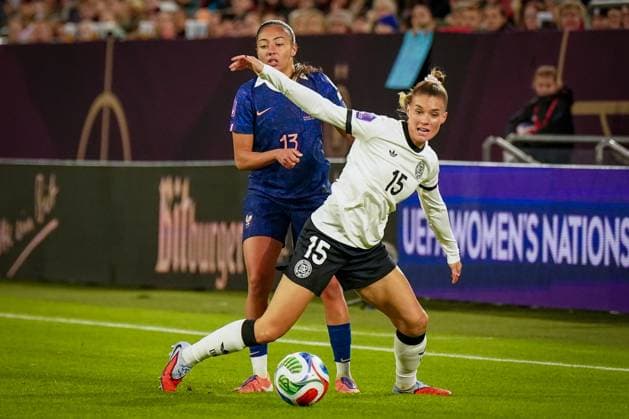 Football UEFA Womens Nations League 2024 25, semi-final Germany vs France Merkur Spiel Arena Düsseldorf Selina Cerci Germany, 15 and Selma Bacha France, 13 Copyright: xJOERANxSTEINSIEKx