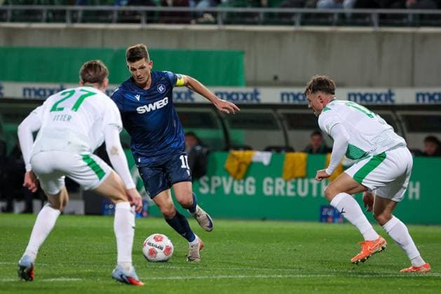Marvin Wanitzek 10 Karlsruher SC , center, in duel against Luca Itter 27 Spvgg Greuther Fuerth , left, and Noah Koenig 17 Spvgg Greuther Fuerth , SpVgg Greuther Fuerth vs Karlsruher SC, Football, Men, DFL, 2 Bundesliga, Season 2025 2026, Sportpark Ronhof Thomas Sommer, Matchday 10, 24 10 2025 Fuerth Bayern Germany Copyright: xkolbert-press MartinxAgüerax