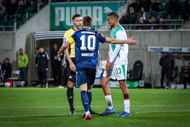 Marvin Wanitzek 10 Karlsruher SC complains foul play to referee Eric Weisbach, with Maximilian Dietz 33 Spvgg Greuther Fuerth , SpVgg Greuther Fuerth vs Karlsruher SC, Football, Men, DFL, 2 Bundesliga, Season 2025 2026, Sportpark Ronhof Thomas Sommer, Matchday 10, 24 10 2025 Fuerth Bayern Germany Copyright: xkolbert-press MartinxAgüerax