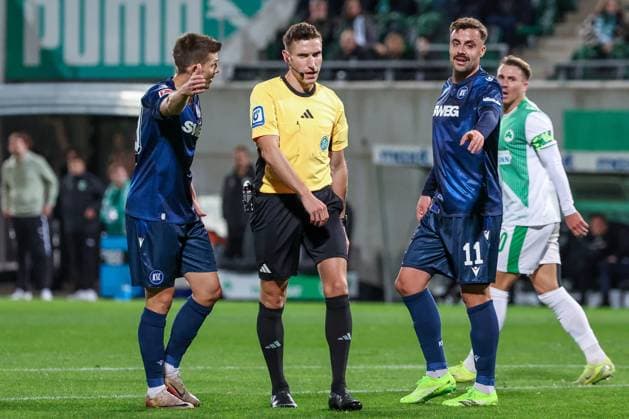 Marvin Wanitzek 10 Karlsruher SC and Philipp Foerster 11 Karlsruher SC claim a foul on referee Eric Weisbach, SpVgg Greuther Fuerth vs Karlsruher SC, Football, Men, DFL, 2 Bundesliga, Season 2025 2026, Sportpark Ronhof Thomas Sommer, Matchday 10, 24 10 2025 Fuerth Bavaria Germany Copyright: xkolbert-press MartinxAgüerax