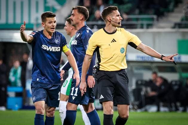 Marvin Wanitzek 10 Karlsruher SC complains about foul play to referee Eric Weisbach, who gesticulates, SpVgg Greuther Fuerth vs Karlsruher SC, Football, Men, DFL, 2 Bundesliga, Season 2025 2026, Sportpark Ronhof Thomas Sommer, Matchday 10, 24 10 2025 Fuerth Bayern Germany Copyright: xkolbert-press MartinxAgüerax