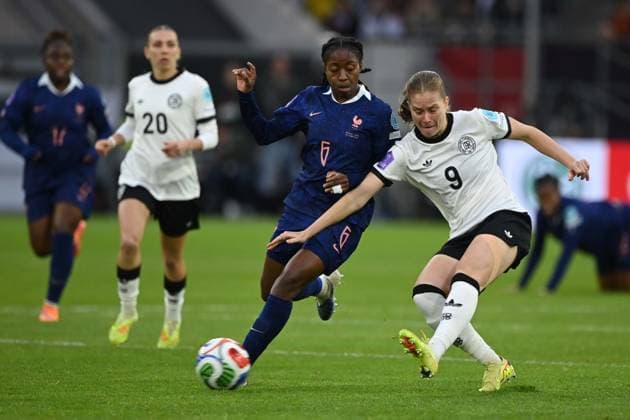 Sjoeke NUESKEN, Nüsken GER vs Oriane JEAN FRANCOIS FRA action, duel, UEFA Womens Nations League, semi-final, semi-final, womens international football match, Germany GER France FRA 1 0 on 24 10 2025 in Duesseldorf Germany Â