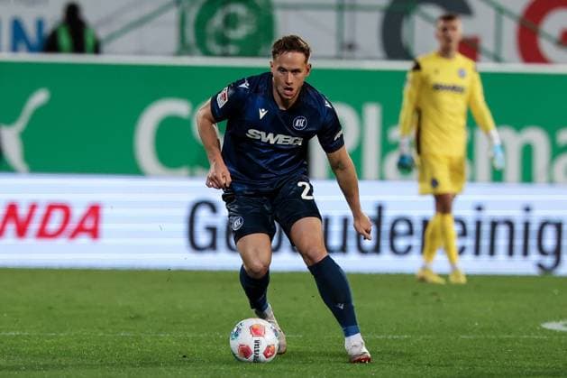 Christoph Kobald 22 Karlsruher SC in action, behind him Hans Christian Bernat 1 Karlsruher SC , SpVgg Greuther Fuerth vs Karlsruher SC, Football, Men, DFL, 2 Bundesliga, Season 2025 2026, Sportpark Ronhof Thomas Sommer, 10 Matchday, 24 10 2025 Fuerth Bayern Germany Copyright: xkolbert-press MartinxAgüerax