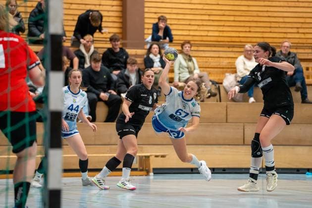 Handball I Women I Season 2025 2026 I Oberliga I 4 Matchday I SV Hohenacker Neustadt SV Salamander Kornwestheim I 24 10 2025 Nina Haug 67, SV Kornwestheim im Wurf Waiblingen Sporthalle Neustadt Baden Württemberg Germany Copyright: xLobeca MaxxPetershansx