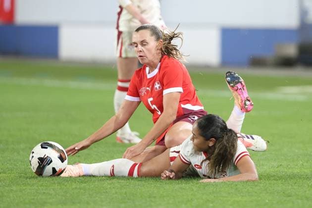 Switzerland Canada Olivia Smith vs Noelle Maritz U16 Switzerland Montenegro 24 10 2025 Swissporarena Lucerne, SWITZERLAND, Season 2025 2026 Womens Soccer National Team Switzerland Canada Olivia Smith l,Canada vs Noelle Maritz Switzerland