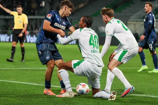 Rafael Pinto Pedrosa 36 Karlsruher SC , left, helps David Abrangao 40 SpVgg Greuther Fuerth up after a foul, with Luca Itter 27 Spvgg Greuther Fuerth , SpVgg Greuther Fuerth vs Karlsruher SC, Football, Men, DFL, 2 Bundesliga, Season 2025 2026, Sportpark Ronhof Thomas Sommer, Matchday 10, 24 10 2025 Fuerth Bayern Germany Copyright: xkolbert-press MartinxAgüerax